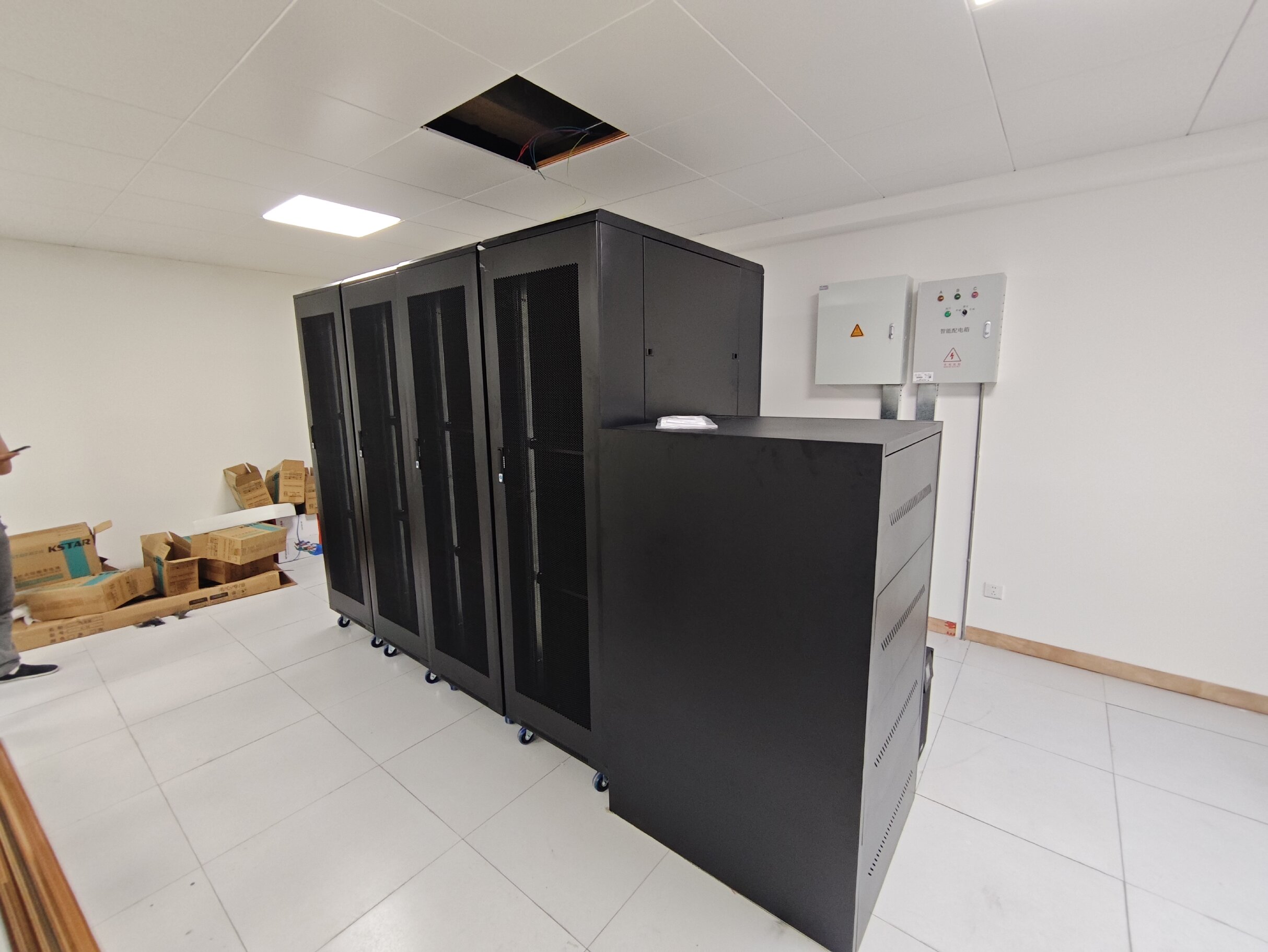 龙泉某职场UPS不间断电源蓄电池安装案例