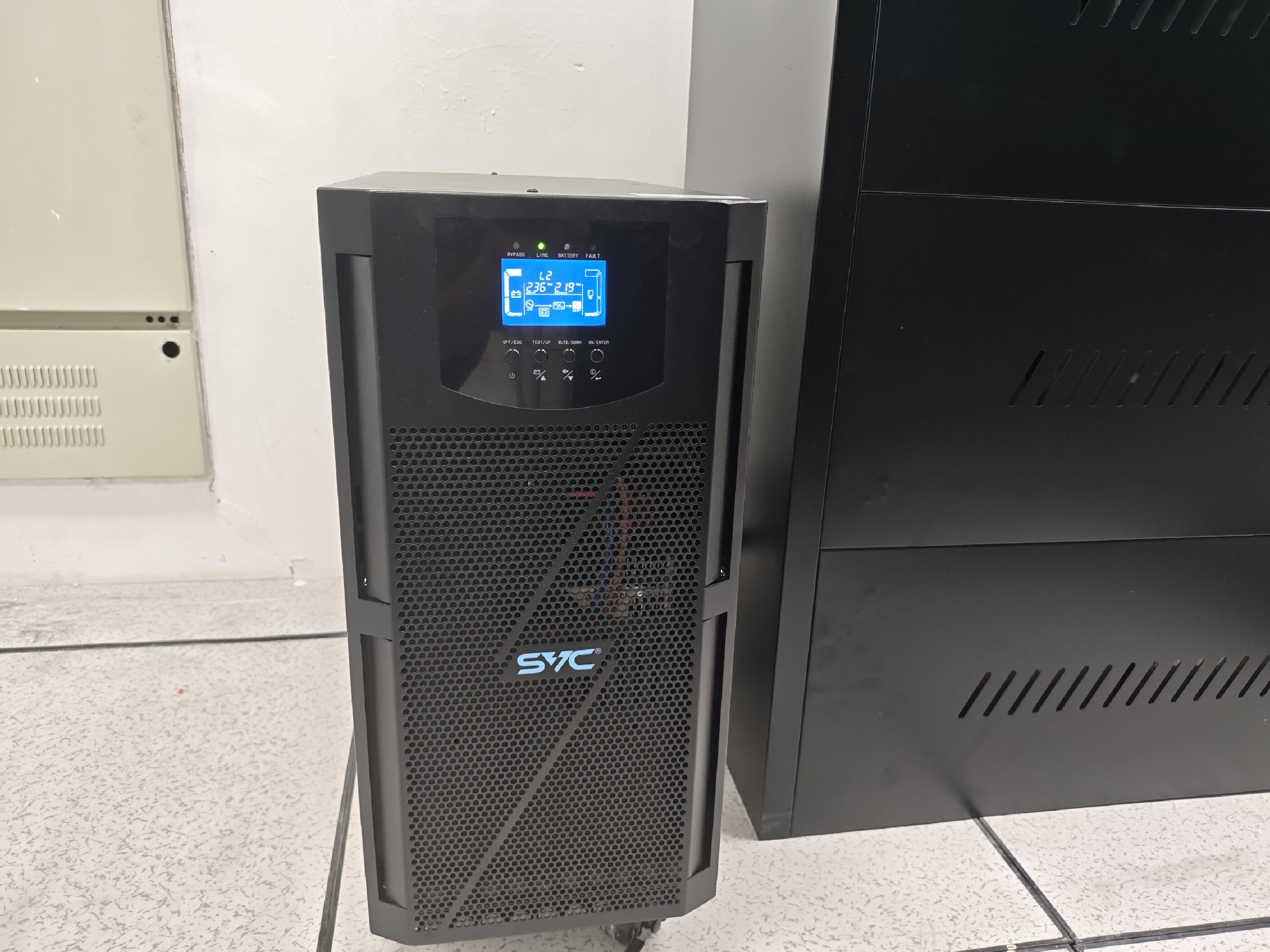 机房UPS不间断电源SVC蓄电池安装案例